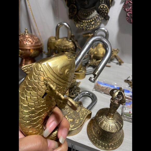 Handcrafted Brass Fish Padlock with Keys - Picture 11 of 12